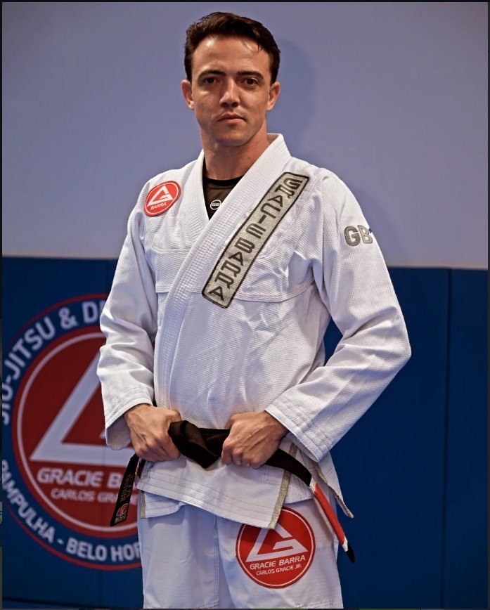 Professor Bruno Maia de kimono branco e faixa preta
